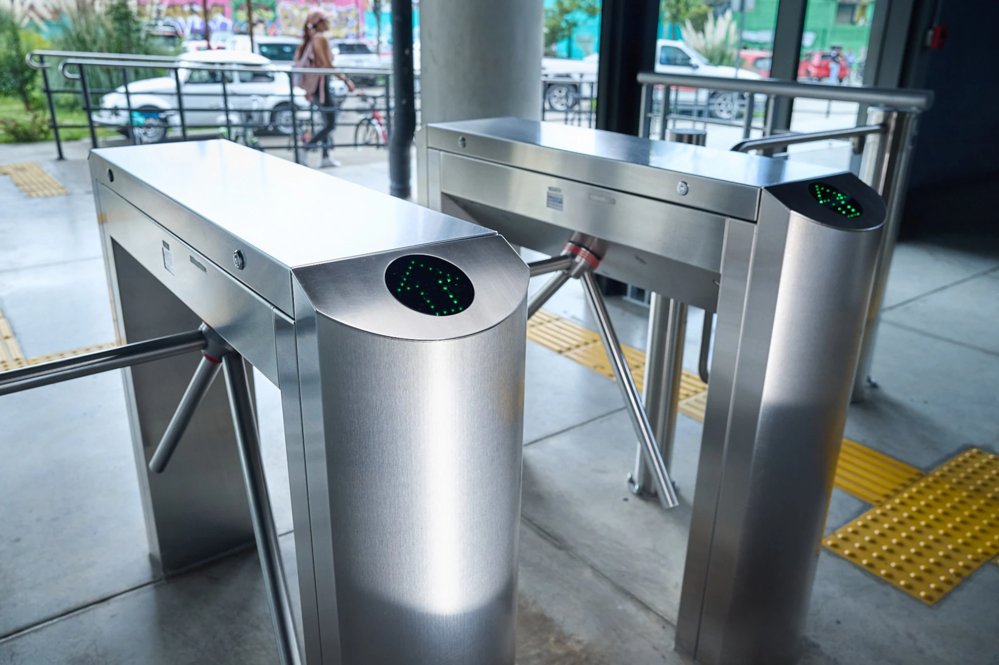 Torniquete de 3 brazos para la gestión fluida y segura de acceso en entornos concurridos, con electrónica de bajo consumo para eficiencia energética.