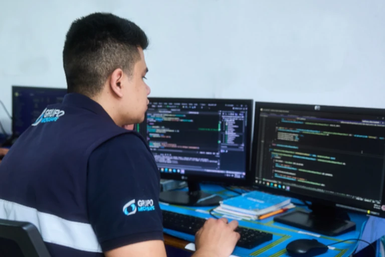 Modelos de licenciamiento de software flexibles y escalables (por dispositivo, sitio o volumen) con soporte técnico y actualizaciones programadas.