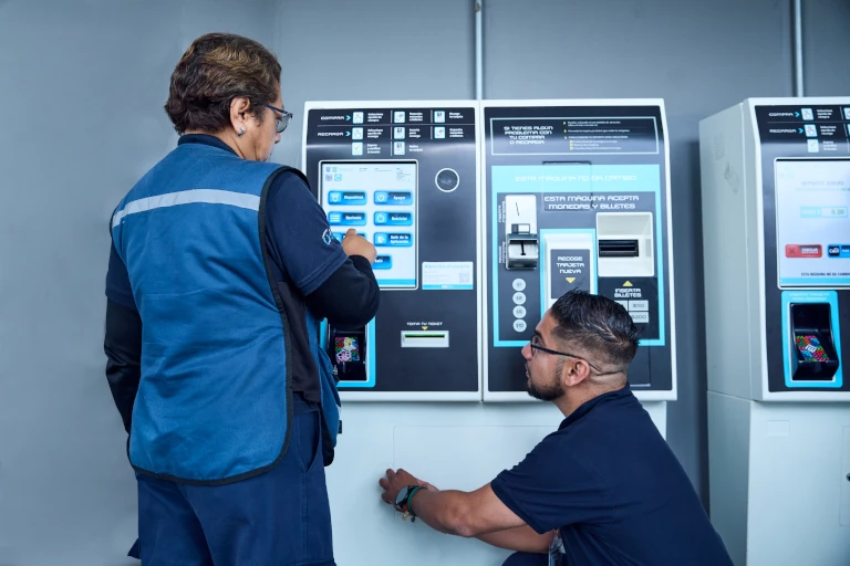 Pólizas de mantenimiento (preventivo y correctivo) con cobertura nacional, soporte remoto y en sitio para maximizar la disponibilidad y vida útil de equipos.