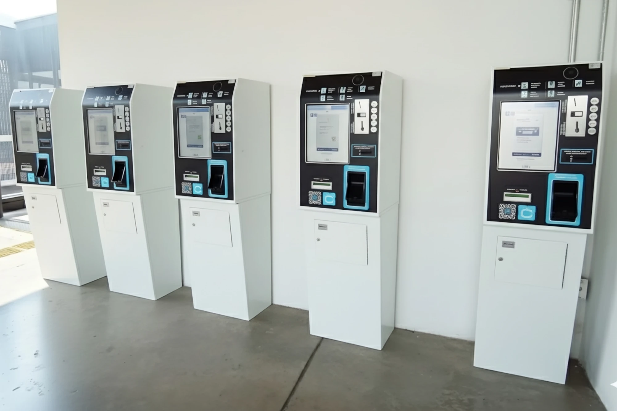 Máquina TVM-100 L (Ligera), solución compacta y práctica para recarga de tarjetas de transporte, ideal para instalación en espacios reducidos.