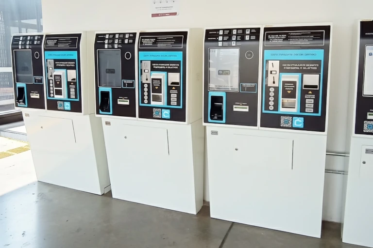 Máquina TVM-100 para compra y recarga de tarjetas de transporte masivo, probada en Metrobús, Mexicable y Cablebús, asegurando transacciones rápidas y seguras.