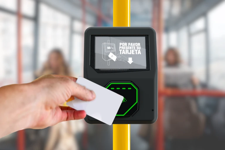 Validador TRAJET de alto rendimiento y bajo costo, capaz de leer tarjetas sin contacto y códigos QR, ideal para torniquetes, puertas y autobuses.